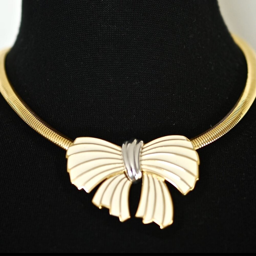 Trifari 1990's Necklace Featuring A Large Enamel Bow - Signed